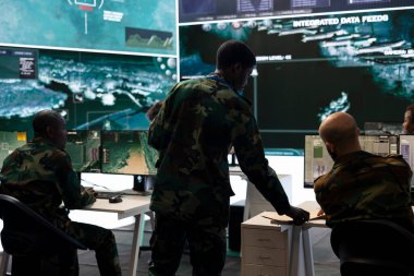 Ordu acemisi, kontrol odasında bir istihbarat toplama faaliyeti yürütüyor. Anti terörizm savunma planı üzerinde çalışıyor. Devriye, büyük ekrandaki güvenlik kameralarından tüm önemli verileri topluyor..