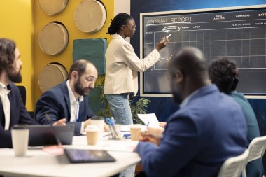 Bir proje için mevcut kaynakları belirlemek ve daha fazla sermaye elde etmek için yeni bir büyüme stratejisi geliştirmek amacıyla gelir incelemesi yapan iş uzmanlarından oluşan bir ekip. Organizasyon başarısı.
