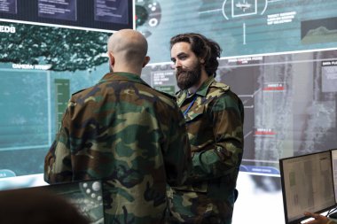 Keşif bölümü uzmanları bir ulusal güvenlik görevi için bilgi topluyor, piyade birliğine istihbarat aktarıyorlar. Ordu komuta merkezinde telekomünikasyon personeli.