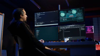 Gizli dairedeki hackerlar hükümet web sitelerini hedef alarak değerli verileri çalmaya çalışıyorlar ama erişim reddediliyor, siber saldırılar reddediliyor, kamera B