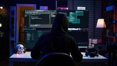 Yalnız kurt hackerı, bilgi çaldıktan sonra çevrimiçi aktivitelerini gizlemeye çalışıyor. Bilgisayar virüsü kullanarak kurbanlara saldıran siber suçlu, tespit edilmekten kaçınan kamera B