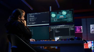 Hacker 'ın fidye yazılımı kullanarak bilgisayar sabotajı yaparken erişimi engellendi. Siber suçlunun kurban verilerini çalmaya çalışırken güvenlik duvarlarını aşması, kamera B