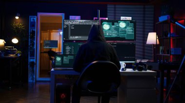 Hacker dizüstü bilgisayarla gizli üsse geliyor, virüsleri programlamaya hazır. Suç batakhanesinde dolandırıcı ağ sunucularını sömürmek ve güvenlik önlemlerini atlatmak için defter açıyor. Kamera B