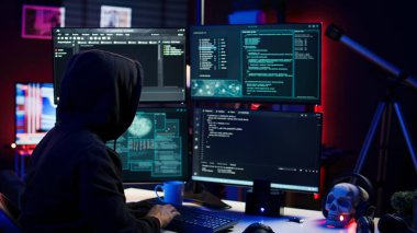 Hacker veri çalmak için bilgisayar kullanıyor, kötü amaçlı yazılım kullanarak yama yapılmamış güvenlik sistemlerini hedef alıyor. Dolandırıcı dijital aygıtları riske atmak için bilgisayar kullanıyor, güvenlik duvarlarına saldıran düzenbaz betik yazıyor, kamera A