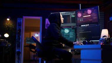 Apartmandaki neşeli hacker hassas verileri çaldıktan sonra enerjik bir kutlama yapıyor. Scammer, kötü amaçlı yazılım, kamera B kullanarak kullanıcılardan hassas bilgiler aldıktan sonra mutlu oldu