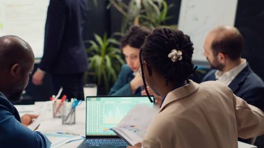 Çeşitli uzmanlardan oluşan bir ekip kurumsal iletişim stratejileri geliştiriyor, birlikte çalışarak hedefleri ve başarıları güvence altına alıyor. Müdür ve çalışanlar yeni bir proje üzerinde çalışıyor. Kamera A.