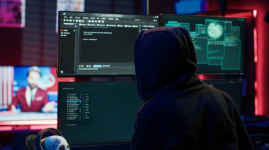 Hacker kodlaması, sistemlere kurulmuş antivirüs yazılımları tarafından tespit edilemeyen sıfır gün kullanımı. Apartman binasındaki düzenbaz programcı güvenlik duvarlarını, kamera A 'yı aldatabilir.