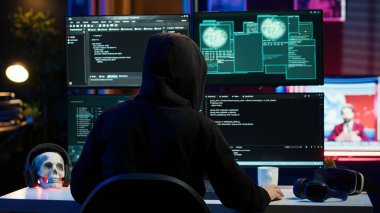 Hackleyen, kredi kartı numaralarını çalan ve kişisel çıkarları için bankacılık sistemlerini manipüle eden kötü niyetli bir adam. Kötü bilgisayar korsanı dairede bilgisayar monitöründe, kamera A