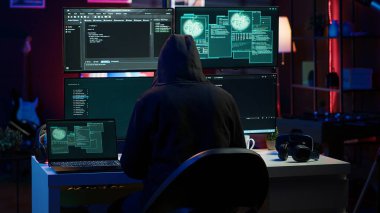 Hacker dizüstü bilgisayarla gizli üsse geliyor, virüsleri programlamaya hazır. Suç yuvasında dolandırıcı ağ sunucularını sömürmek ve güvenlik önlemlerini atlatmak için not defteri açıyor. Kamera A