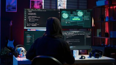 Bilgisayarda kod yazan mutlu adam, güvenlik sistemlerini geçmeyi başardıktan sonra kutlama yapıyor. Hacker, aygıtları hacklemek için bilgisayar kullanıyor. Güvenlik duvarını aştıktan sonra gururlanıyor. Kamera A.