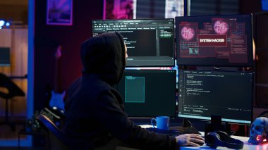 Hacker, yazılım çalma yazılımını başarılı bir şekilde geliştiremeyince sinirleniyor. Hüsrana uğramış dolandırıcı, kötü niyetli kodların başarısız olduğu kanıtlandı. Kamera A.