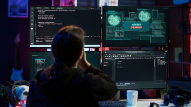 Hacker 'ın fidye yazılımı kullanarak bilgisayar sabotajı yaparken erişimi engellendi. Siber suçlular kurban bilgilerini çalarken güvenlik duvarlarını aşamıyor. Kamera A: