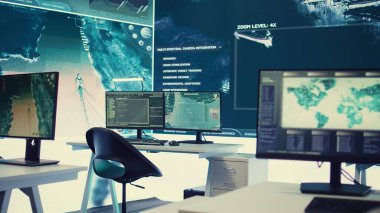 Alarm alabilmek için büyük ekran donanımlı boş askeri hava aracı kontrol merkezi, yüksek teknolojili ekipmanlarla çalışan uydu radar görüntüleri. Federal Silahlı Kuvvetler Merkezi Gizli Servisi.