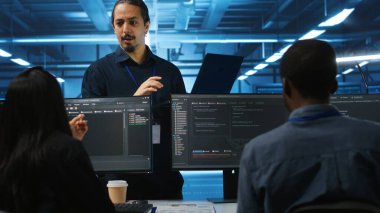 Bilgisayar ağı güvenlik veri merkezindeki sunucu sıralarını denetleyen yönetici ve bilişim destek uzmanları. Süper bilgisayarları denetleyen ve çok ırklı çalışanlar