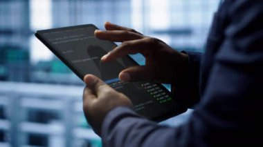 Yazılım geliştiricisi her yıl veri merkezi elektronik ömrünü uzatmak için tablet kullanır. Sunucu odasındaki çalışanın dijital cihaz, kamera A kullanarak sunucu altyapısını izlemesini kapat