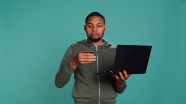 Mutlu adam internet sitesine dizüstü bilgisayar kullanarak ödeme metodu ekliyor. Terfi ve stüdyo geçmişinden faydalanmaktan zevk alıyor. İnternet alışverişi yapmaktan heyecan duyan kişi, kredi kartı verileri, kamera B