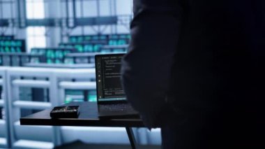 Sunucu merkezindeki mühendis insan beyni simülasyonu yapan yapay zeka bilgisayarlı modelle çalışıyor. Yapay zeka makinesi ile dizüstü bilgisayarda çalışan bir adam kalıp tanıma algoritması öğreniyor, kamera A