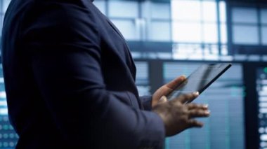 Teknisyen sunucu odasında yürüyor, check-up yapıyor, gerekli onarım verilerini tablete yüklüyor. Bilgi işlem uzmanı veri merkezi depolama altyapısı, kamera A 'da çalışıyor.