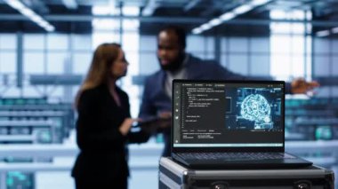 Sunucu çiftliği teknisyenleri tarafından arka planda kullanılan yapay zeka bilgisayar modeline odaklan. Yapay zeka nöro ağları ile şablon tanıma, kamera A 'yı kullanarak aygıtı kapat