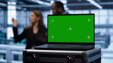 Veri merkezindeki izole ekran bilgisayarı yazılım izleme hataları kontrol ederken hata yapıyor. Sunucu merkezindeki model defterini kapat Ağ sorunları için çalışma alanını kontrol et, Kamera A