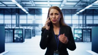 Veri merkezindeki teknisyen telefonla konuşuyor, yıllık teftiş yapıyor. Saha sistem yöneticisinin telefon görüşmesi sırasında sunucu merkezinde yöneticiyle konuşması, sunucuları izleme, kamera B