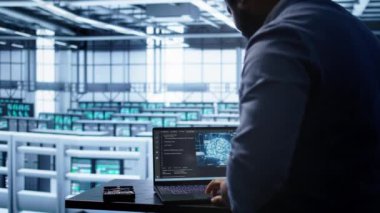 Yapay zeka kullanarak veri merkezinde insan beyni simülasyonu yapan bir yazılım geliştiricisi. AI makine öğrenme algoritmaları ile birlikte dizüstü bilgisayar üzerinde çalışan IT destek personeli, kamera B
