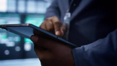 Yazılım geliştiricisi, veri merkezi ekipman ömrünü uzatmak için tablet kullanarak yıllık bakım yapıyor. Sunucu merkezi izleme sunucu altyapısında, aygıt, kamera B kullanarak işçiye aşırı yakın çekim