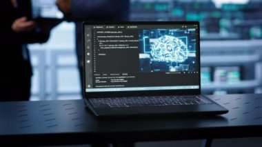 Veritabanı kurumunda insan beyni simülasyonu yapan yapay zeka hesaplı bir laptop. Yapay zeka makinesi öğrenme algoritmalarını gösteren defterin yakın çekim görüntüsü, kamera A