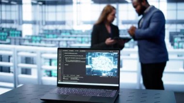Veritabanı kurumunda insan beyni simülasyonu yapan yapay zeka hesaplı bir laptop. Yapay zeka makinesi öğrenme algoritmalarını gösteren defterin yakın plan görüntüsü, kamera B