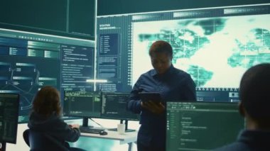 Siber saldırıları analiz eden hükümet siber savunma ekibi. Bilgi sızıntılarını önlemeye ve siber suçlara karşı koruma sağlamaya çalışan bilişim güvenlik uzmanları dijital bilgi sağlıyorlar. Kamera B.
