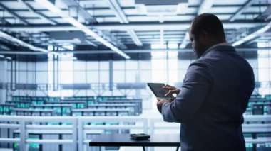 Sunucu odasındaki sistem yöneticisi yeni sipariş edilen depolama ünitesini kuruyor. Veri merkezinde çalışan yazılım geliştiricisi konut depolama çantaları, kamera B