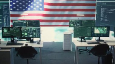 Boş hükümet gözetleme odası bir Amerikan bayrağı, siber güvenlik ve veri koruması gösteriyor. Yüksek teknoloji operasyon merkezi tehdit ve kötü amaçlı yazılım tespiti, güvenlik protokollerine odaklanıyor. Kamera B.