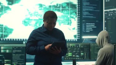 Siber saldırıları analiz eden hükümet siber savunma ekibi. Bilgi sızıntılarını önlemeye ve siber suçlara karşı koruma sağlamaya çalışan bilişim güvenlik uzmanları dijital bilgi sağlıyorlar. Kamera A.