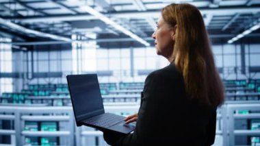 Sunucu merkezindeki sistem yöneticisi dizüstü bilgisayardaki kurtarma planını kontrol ediyor, enerji tüketimini izliyor. Bilgi işlem uzmanı veri merkezi çalışma alanında dizüstü bilgisayar kullanır, platformların optimum olarak çalıştığından emin olur, kamera B