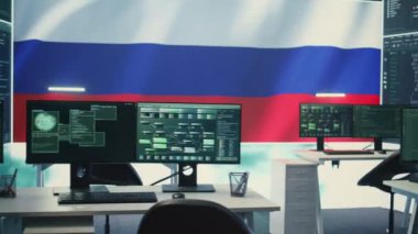 Boş siber güvenlik odası. Rus bayrağı dalgalanan büyük ekran. Melez savaşı ve siber terörü temsil ediyor. Yetkisiz erişim, casusluk ve Rus hackerların iftira taktiklerinin altını çiziyorum. Kamera B.