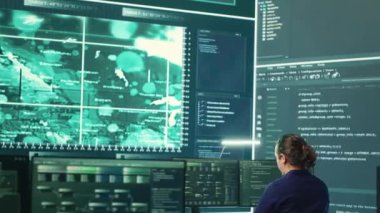Yüksek teknoloji ofisindeki devlet siber gözetiminde çalışan hackerlar grubu melez savaşı sırasında devlet sunucularından bilgi çalıyorlar. Bilgi işlem uzmanı büyük ekranda zeka arıyor. Kamera A.