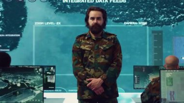 Çavuş albaya ve yüksek rütbeli subaylara saygılarını sunuyor. Komuta merkezinde istihbarat, onur ve görev başında çalışırken yüzbaşıları selamlıyor. Kamera A.