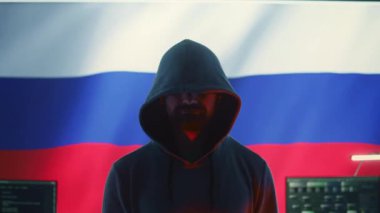 Rus siber suçlunun kafatasıyla zararlı ölüm tehditleri yapması siber terörizm ve siber suçun kavramsal görüntüsü. Karanlık kapüşonlu bir kişi halk arasında korku ve panik yaratıyor. Kamera B.