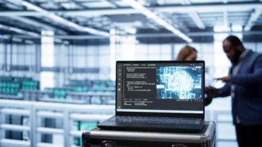 Sunucu çiftliği teknisyenleri tarafından arka planda kullanılan yapay zeka bilgisayar modeline odaklan. Yapay zeka nöro ağları ile şablon tanıma, kamera B 'yi kullanarak aygıtı kapat