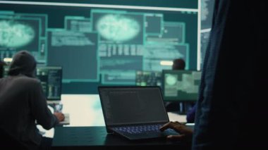 Devletin bilgisayar korsanları, siber güvenlik önlemlerini uygulayarak, yüksek teknoloji ajansındaki siber tehditleri izliyorlar. Bilişim uzmanı çevrimiçi mahremiyet ve kötü amaçlı yazılım korumasının önemine odaklanıyor. Kamera B.