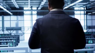 Teknisyen sunucu odası süper bilgisayarları, check-up yapmak, gerekli düzeltmelerin tabletine veri girmek. Bilgi işlem merkezi depolama ekipmanları üzerinde çalışan bilişim uzmanı, kamera A