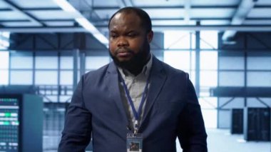 Bilgi işlem uzmanı ileri teknoloji ile veri merkezini yönetiyor, siber güvenlik ve etkili ağ yönetimi sağlıyor. Veri merkezi altyapısını koruyan ve optimize eden sunucu odasında yönetici, kamera A