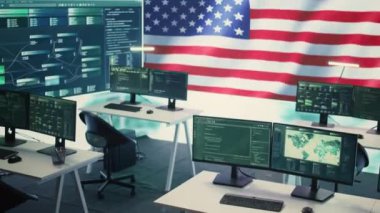 İçinde Amerikan bayrağı bulunan boş siber güvenlik operasyon merkezi. Bilgi işlem, dijital güvenlik ve güvenli bilgisayar ve siber zeka için gelişmiş teknolojinin altını çizmek. Melez savaşı. Kamera B.