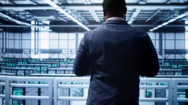 Teknisyen sunucu odası süper bilgisayarları, check-up yapmak, gerekli düzeltmelerin tabletine veri girmek. Bilgi işlem merkezi depolama ekipmanları üzerinde çalışan bilişim uzmanı, kamera B