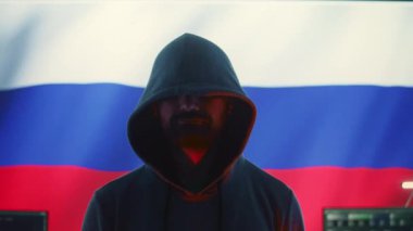 Manyak bir Rus hacker siber casusluk ve kötü niyetli kod kavramı olarak kafatasını tutarak siber tehdit uyarısı yapıyor. Siber güvenlik riskleri, şeytani zararlı dolandırıcılık hakkında yanılsama uyarısı. Kamera B.