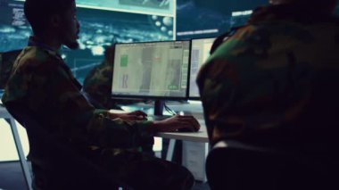 Asker taktik verileri keşif radar sistemi ile uygular ve işler. Operasyon alanındaki askerlere yardım etmek için kapsamlı savaş alanı haritaları oluşturur. Bir görev için istihbarat. Kamera B.