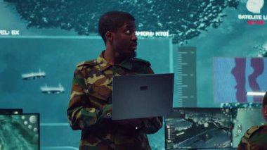 Federal hükümet verilerini düşman sızıntılarından korumak için siber güvenlik önlemlerini yöneten Ulusal Muhafız. Ordu birliği keşif ya da mayın temizleme operasyonları yürütüyor. Kamera A.