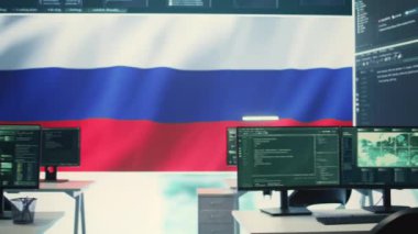 Boş hükümet hackleme odası Rus bayrağı gösteriyor, siber terör ve melez savaşı vurguluyor. Rus Federasyonu beyin yıkama taktikleri, savaş propagandası ve sahte haberlerle çalışır. Kamera B.