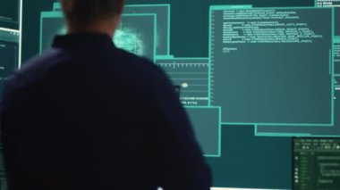 İşteki hükümet hackerları bilgi toplamak için sunucu altyapısına gelişmiş siber saldırılar planlıyorlar, yüksek teknoloji casus yazılım kavramı. Uzmanlar siber savaş hesaplarını hackliyor. Kamera A.