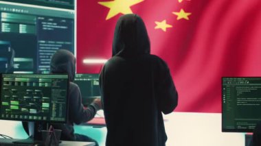 Çin 'de bir siber güvenlik odasında terörist biri ulusal sistemleri hackliyor, sahte haberler okuyor ve melez savaş propagandası yapıyor. Dijital paralı asker grubu yanlış bilgi ve sahtecilik yaydı. Kamera A.